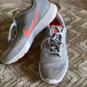 Nike womens tennis shoe sz 7...used-excellent cond